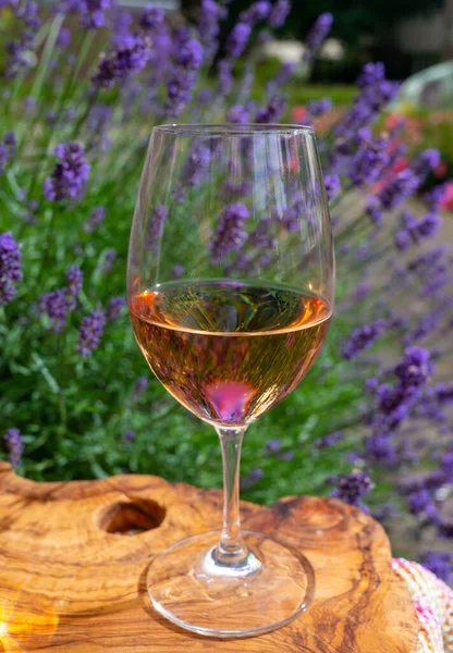 Vinho Rosa Francês Provence Dois Copos Vinho Com Flores Lavanda — Fotografia de Stock