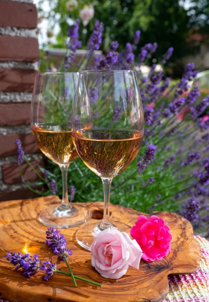 Französischer Rosenwein Aus Der Provence Zwei Gläser Wein Mit Violetten — Stockfoto