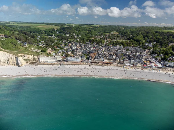 Alçak gelgit dönemi ve okyanusun dibindeki beyaz taşların hava manzarası ve Fransa 'nın Normandiya eyaletindeki Porte d' Aval kemerinin tebeşir kayalıkları. Turistler için tatil yeri.