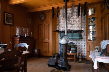 Eski moda Hollanda iç mimarisi, ahşap soba ve Hollanda, Enkhuizen, Hollanda 'daki küçük balıkçı evinde oda dekorasyonu.