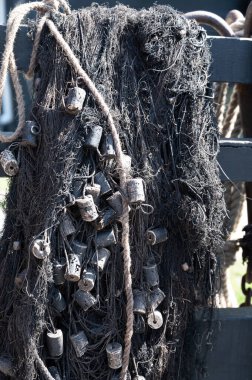 Hayat eski balıkçıların köyüdür. Açık havada balıkçı ağları kurur.