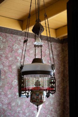 Kuzey Hollanda, Enkhuizen, Hollanda 'daki zengin balıkçıların evinde eski moda Hollanda iç mimarisi, tavan lambası ve oda dekorasyonu.