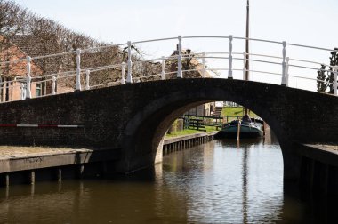 İlkbaharda Hollanda, Enkhuizen 'de tarihi Hollandalı balıkçıların köyünde yürüyüş