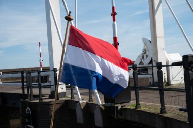 Kuzey Hollanda 'da teknede kırmızı beyaz Hollanda bayrağı