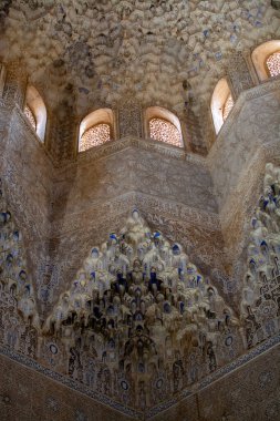 Alhambra Sarayı, Granada, Endülüs, İspanya 'daki Nasrid saraylarının dekoratif tavan ve duvarları mimari detaylar.