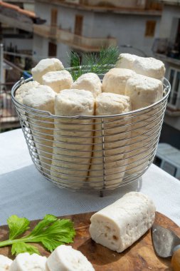 İtalyan küçük keçi çiftliğinden ev yapımı organik sert keçi peyniri.