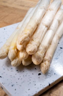 Bir demet taze Hollanda çiğ beyaz kuşkonmaz sebzesi, baharın ilk hasadı.