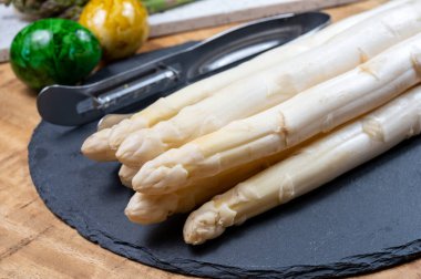 Taze kuşkonmaz pişirme, kuşkonmaz için soyma bıçağı.