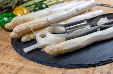 Taze kuşkonmaz pişirme, kuşkonmaz için soyma bıçağı.