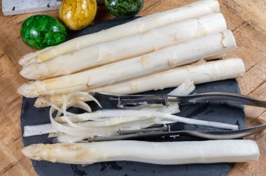 Taze kuşkonmaz pişirme, kuşkonmaz için soyma bıçağı.