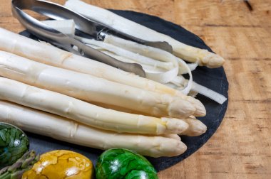 Taze kuşkonmaz pişirme, kuşkonmaz için soyma bıçağı.