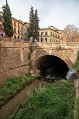 Bahar ayında eski dünya mirası şehri Granada, Endülüs, İspanya 'da yürüyüş