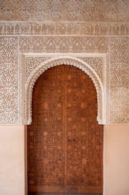 Granada, Endülüs, İspanya 'daki eski ahşap kapılardaki ortaçağ geometrik süslemeleri.