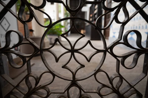 Beispiel Für Mittelalterliche Maurische Symmetrische Und Geometrische Ornamente Eisentüren Granada — Stockfoto