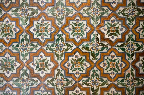 アルハンブラ宮殿グラナダ アンダルシア スペインのナスル朝宮殿の壁の装飾的な中世のセラミックタイル アラビア装飾の背景壁紙 — ストック写真