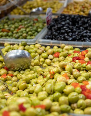 Malaga, Endülüs, İspanya 'daki çiftçi pazarında olgun turşulu yeşil zeytin çeşitleri
