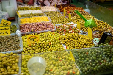 Malaga, Endülüs, İspanya 'daki çiftçi pazarında olgun turşulu yeşil zeytin çeşitleri