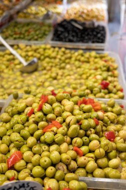 Malaga, Endülüs, İspanya 'daki çiftçi pazarında olgun turşulu yeşil zeytin çeşitleri
