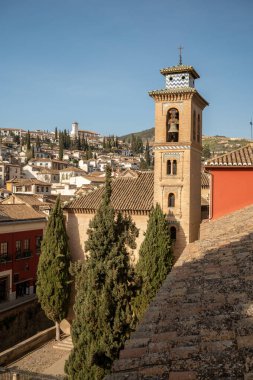 Dünya Mirası Şehri Granada, Endülüs, İspanya 'nın eski orta kesimindeki binaların çatıdan görünüşü