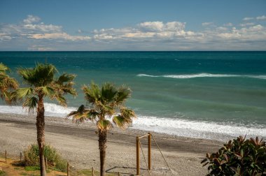 Torrox Costa, Costa del Sol 'daki sahil ve kıyı şeridi, Malaga ve Nerja arasındaki küçük turistik kasaba, Endülüs, İspanya. İspanya 'da kış boyunca.