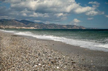 Torrox Costa, Costa del Sol 'daki kıyı şeridinde hava panoramik manzarası, Malaga ve Nerja arasındaki küçük turistik kasaba, Endülüs, İspanya. İspanya 'da kış boyunca.