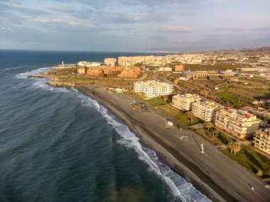 Torrox Costa, Costa del Sol 'daki kıyı şeridinde hava panoramik manzarası, Malaga ve Nerja arasındaki küçük turistik kasaba, Endülüs, İspanya. İspanya 'da kış boyunca.