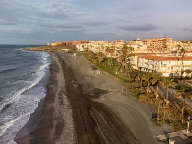 Torrox Costa, Costa del Sol 'daki kıyı şeridinde hava panoramik manzarası, Malaga ve Nerja arasındaki küçük turistik kasaba, Endülüs, İspanya. İspanya 'da kış boyunca.