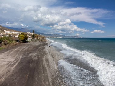 Torrox Costa, Costa del Sol 'daki kıyı şeridinde hava panoramik manzarası, Malaga ve Nerja arasındaki küçük turistik kasaba, Endülüs, İspanya. İspanya 'da kış boyunca.