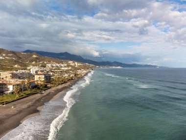 Torrox Costa, Costa del Sol 'daki kıyı şeridinde hava panoramik manzarası, Malaga ve Nerja arasındaki küçük turistik kasaba, Endülüs, İspanya. İspanya 'da kış boyunca.