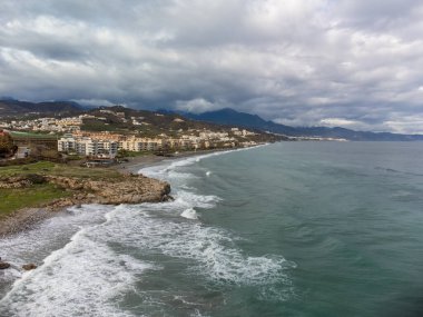 Torrox Costa, Costa del Sol 'daki kıyı şeridinde hava panoramik manzarası, Malaga ve Nerja arasındaki küçük turistik kasaba, Endülüs, İspanya. İspanya 'da kış boyunca.