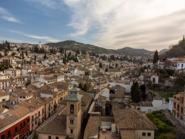 Hava manzaralı binalar, eski bölge, dağlar ve saray, dünya mirası şehir Granada, Endülüs, İspanya ilkbaharda
