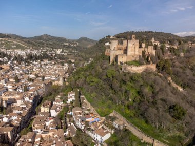 Hava manzaralı binalar, eski bölge, dağlar ve Alhambra sarayı, dünya mirası şehri Granada, Endülüs, İspanya ilkbaharda