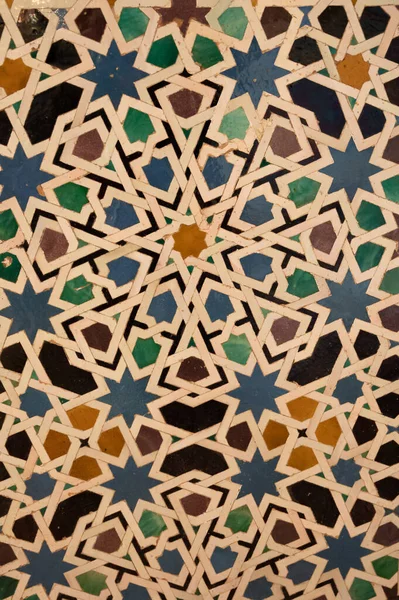 アルハンブラ宮殿グラナダ アンダルシア スペインのナスル朝宮殿の壁の装飾的な中世のセラミックタイル アラビア装飾の背景壁紙 — ストック写真