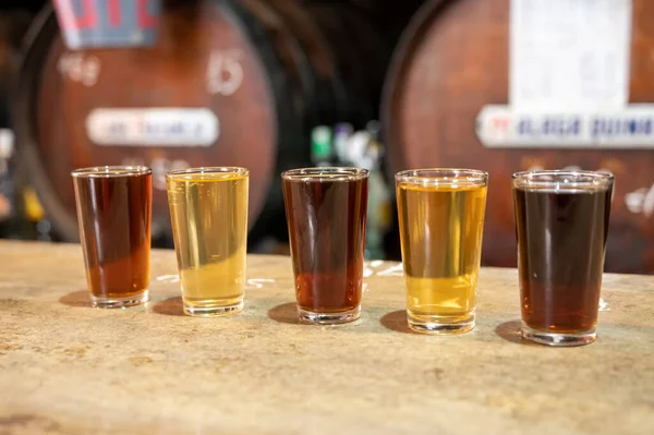 Verkostung Verschiedener Süßer Weine Aus Holzfässern Der Alten Bodega Weinbar — Stockfoto