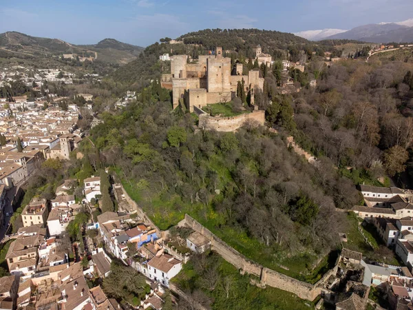 Luftpanoramablick Auf Gebäude Altstadt Berge Und Alhambra Palast Welterbestadt Granada — Stockfoto