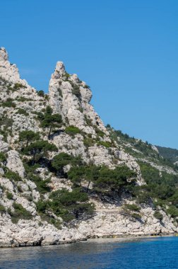 Kireçtaşı kayalıkları ve Cassis yakınlarındaki mavi deniz Provence, Fransa 'daki Calanques Ulusal Parkı' na tekne gezisi.
