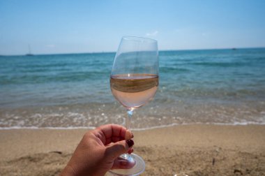 Provence 'den gelen soğuk gül şarabı Fransa' da yaz tatili olan Saint-Tropez yakınlarındaki Plage de Pampelonne plajında servis edildi.