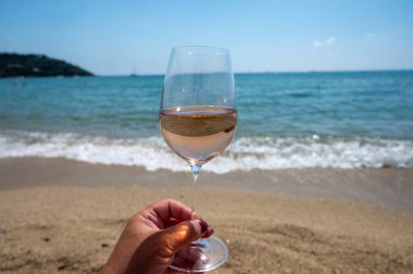 Provence 'den gelen soğuk gül şarabı Fransa' da yaz tatili olan Saint-Tropez yakınlarındaki Plage de Pampelonne plajında servis edildi.