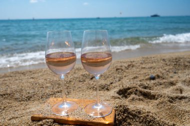 Provence 'den gelen soğuk gül şarabı Fransa' da yaz tatili olan Saint-Tropez yakınlarındaki Plage de Pampelonne plajında servis edildi.