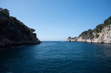 Cassis yakınlarındaki Calanque de Port Pin 'de manzara, Fransa' nın Provence kentindeki Calanques Ulusal Parkı 'na tekne gezisi