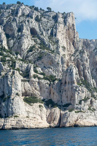 Kireçtaşı kayalıkları ve Cassis yakınlarındaki mavi deniz Provence, Fransa 'daki Calanques Ulusal Parkı' na tekne gezisi.