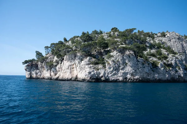 Cassis yakınlarındaki Calanque de Port Pin 'de manzara, Fransa' nın Provence kentindeki Calanques Ulusal Parkı 'na tekne gezisi
