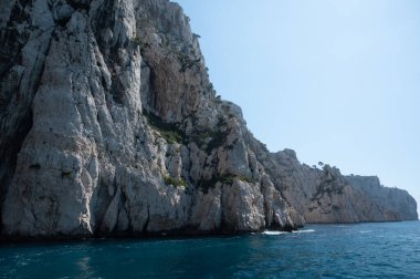 Kireçtaşı kayalıkları ve Cassis yakınlarındaki mavi deniz Provence, Fransa 'daki Calanques Ulusal Parkı' na tekne gezisi.