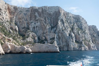 Kireçtaşı kayalıkları ve Cassis yakınlarındaki mavi deniz Provence, Fransa 'daki Calanques Ulusal Parkı' na tekne gezisi.