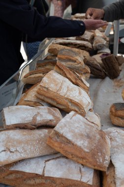Doğal mayayla yapılan ekşi hamurlu biyolojik ekmek ve Provence, Fransa 'da pazarda satılmak üzere odun sobasında pişirildi.