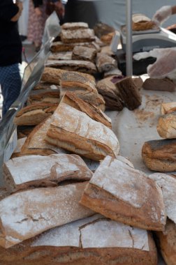 Doğal mayayla yapılan ekşi hamurlu biyolojik ekmek ve Provence, Fransa 'da pazarda satılmak üzere odun sobasında pişirildi.