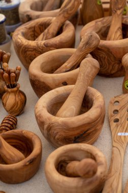 Çalışma masası, zeytin ağacı ahşap mutfak aletleri Provence, Fransa 'daki çiftçi pazarında