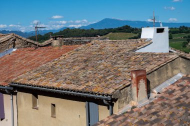 Güneşli bir günde ortaçağ binaları, tatil beldeleri, Fransa 'nın Provence kentindeki Chateauneuf-du-pape köyünde ünlü şaraplar.