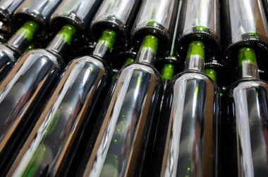 Kutusunda etiketi olmayan şarap şişeleri Güney Fransa 'da kırmızı, gül ve beyaz şarap üretiyor..