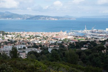 Tarihsel Provencal şehri La Ciotat 'ın panoramik hava manzarası. Fransa' nın Provence kentinde eski büyük bir tersane yaz tatili.